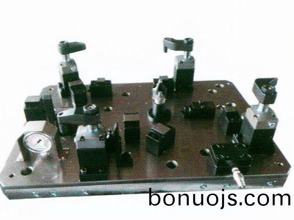 齒輪室罩(zhao)蓋(gai)液壓裌具(ju)